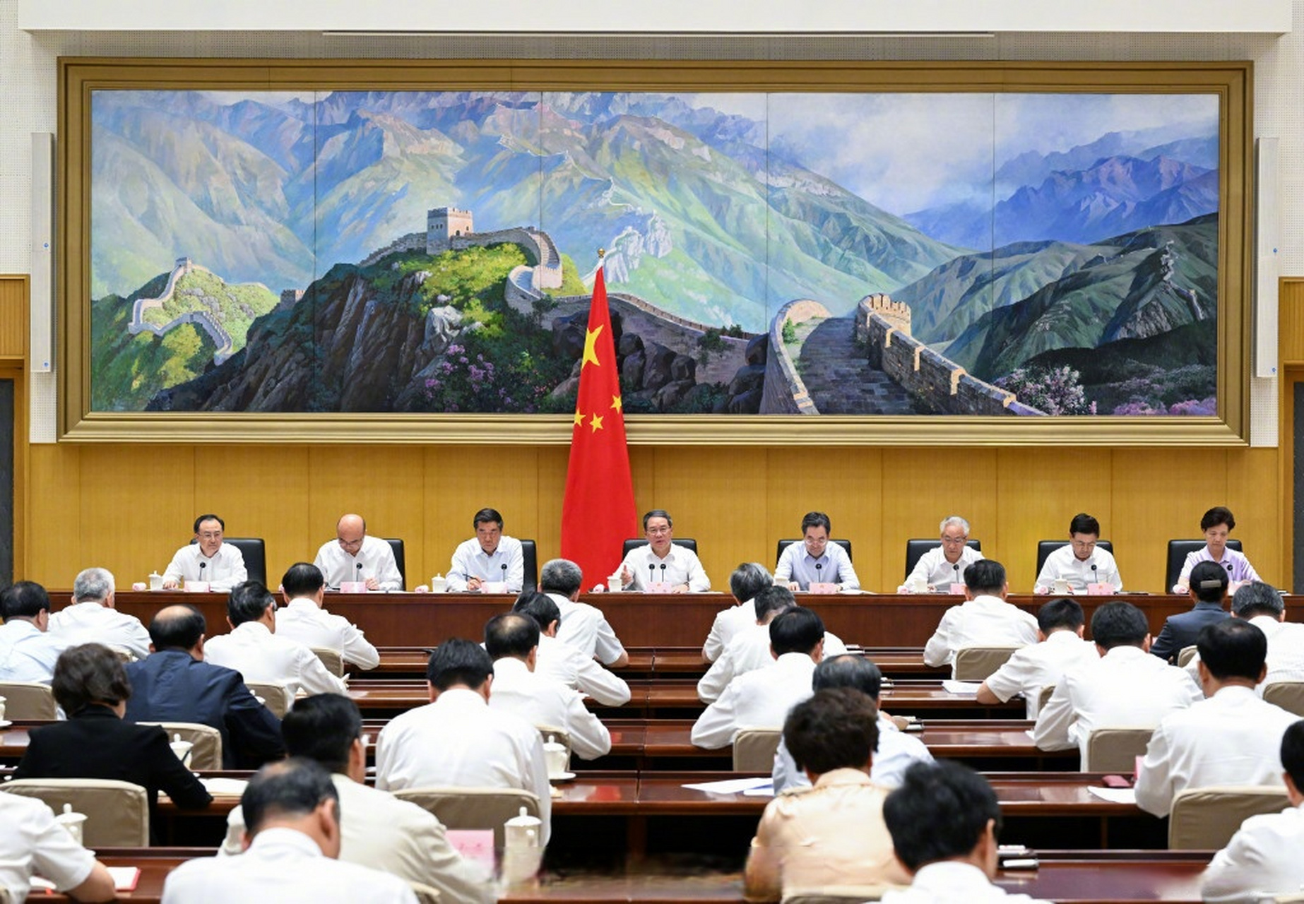 【李强主持召开国务院第二次全体会议强调 全面落实党中央决策部署