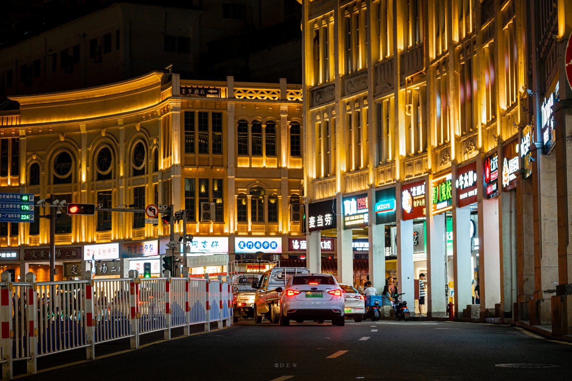 厦门 · 繁华夜景中山路步行街 晚上到达的厦门镇海路地铁站 从地铁口