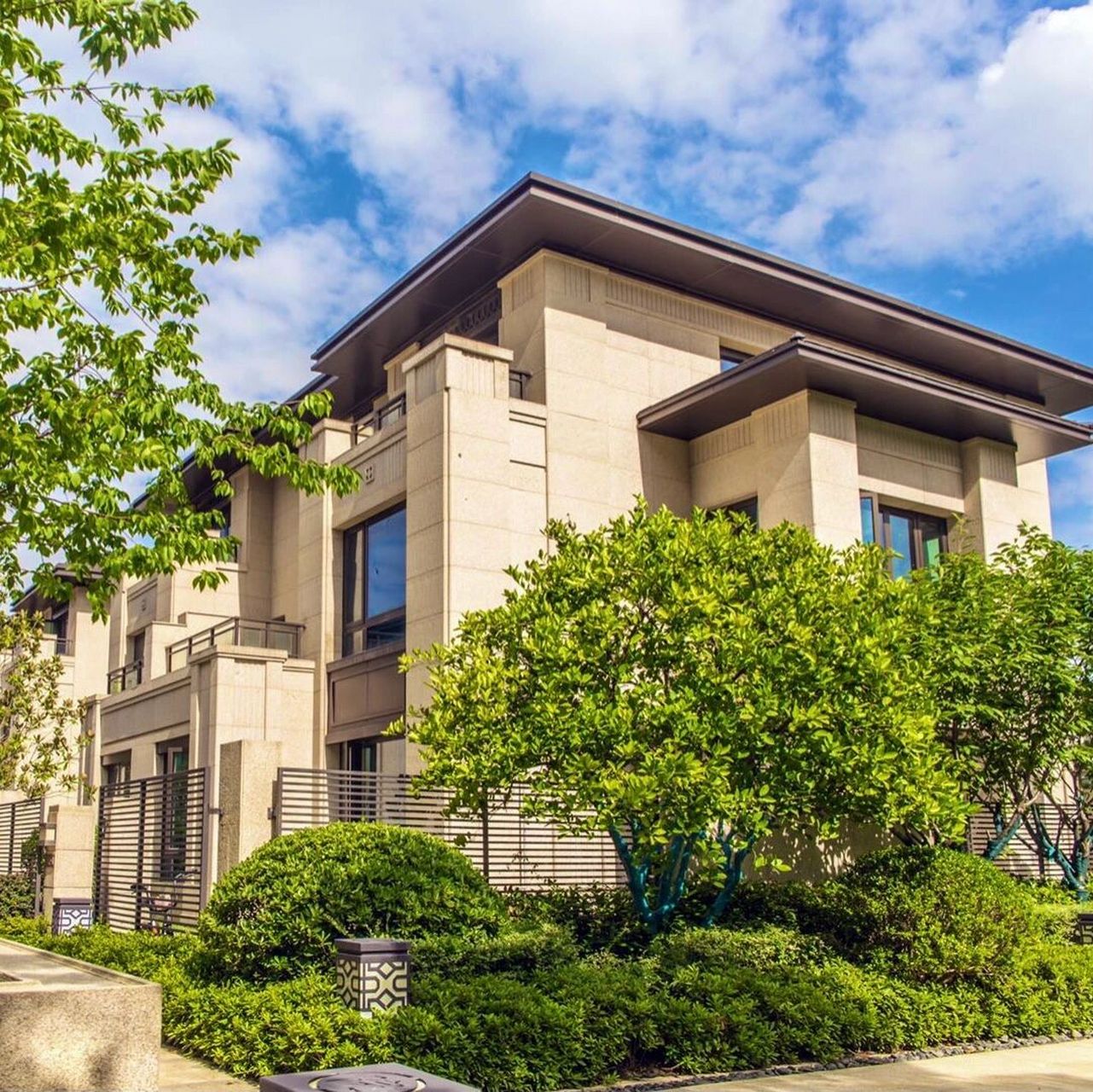 武汉别墅 金银湖现房别墅 万科物业 带下沉式庭院 干挂石材 铝板屋顶