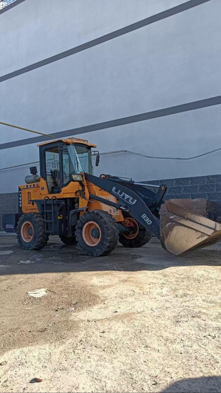 17年鲁宇930加长臂,大20轮胎,卸载高4米多,23000元.