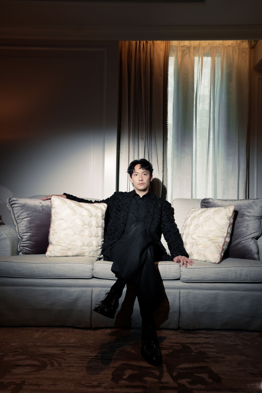 张震暗夜光影氛围感大片# 今日張震 出席品牌活动,黑色西装造型含蓄