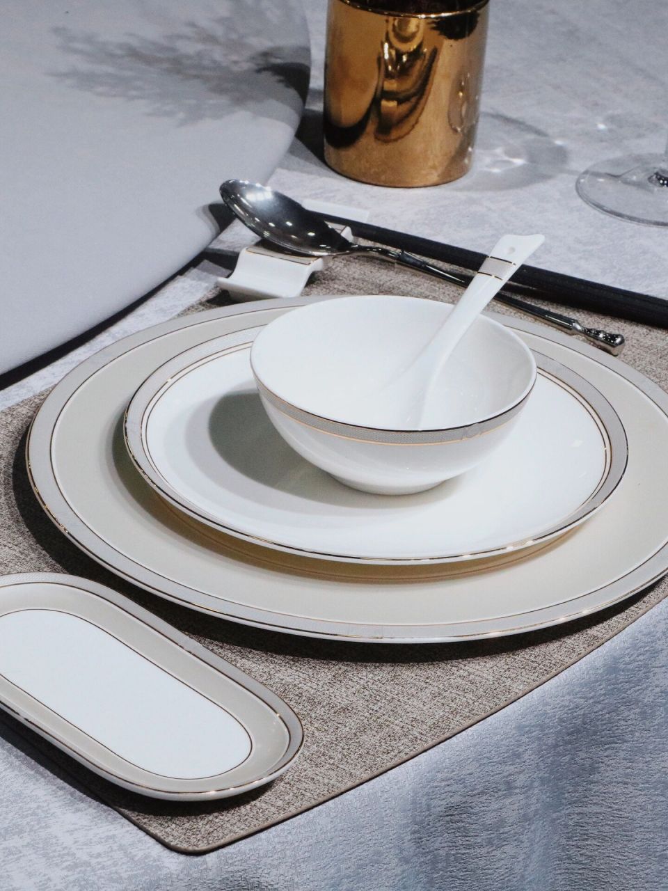 餐桌上的摆放美学|高级感摆台设计 中餐的摆台讲究对称美 主碟和骨碟