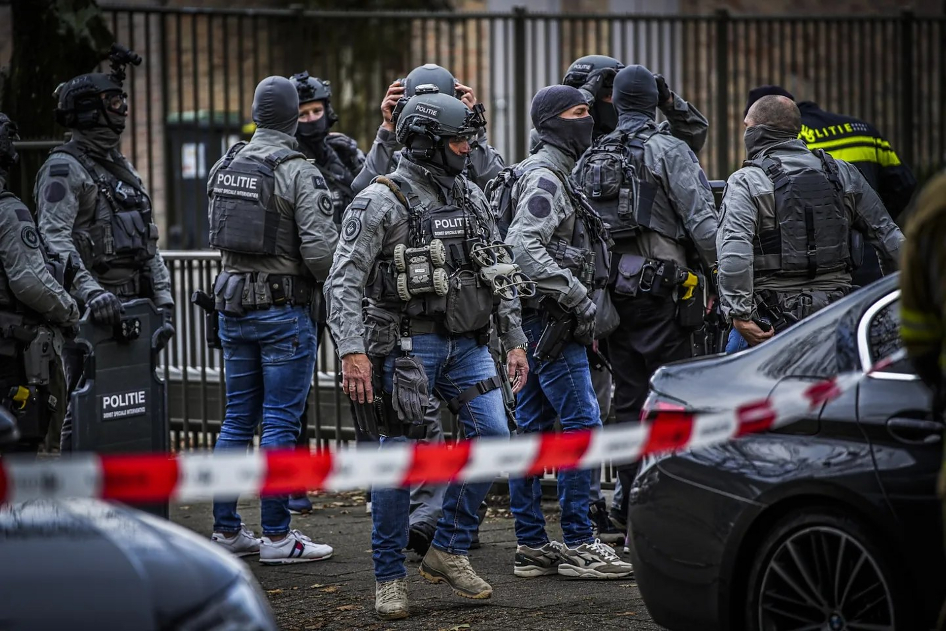 荷兰国家警察特别干预处(dsi) 使用的各种无人机和投掷机器人,有些是