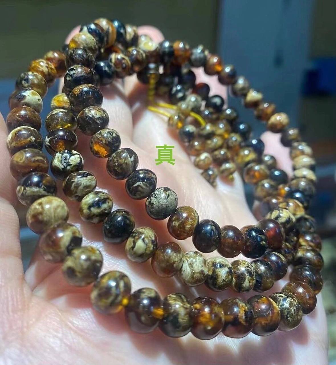 抚顺琥珀真假鉴别 鉴别方式: 1,花珀,植物珀是非常稀少而珍贵的,市面