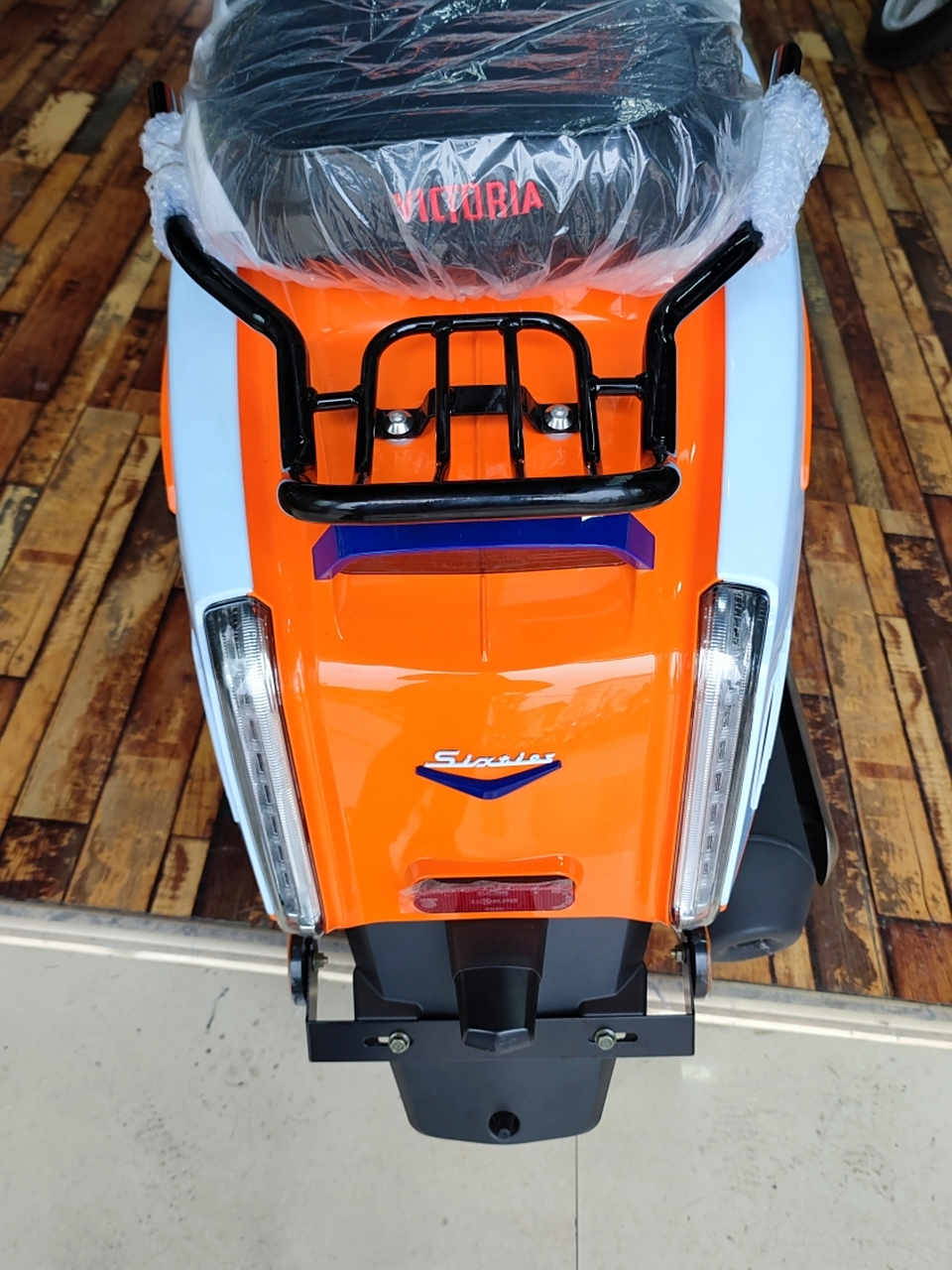 龙嘉维多利亚踏板摩托车,gulf联名太可爱啦 150的车身,300cc的动力