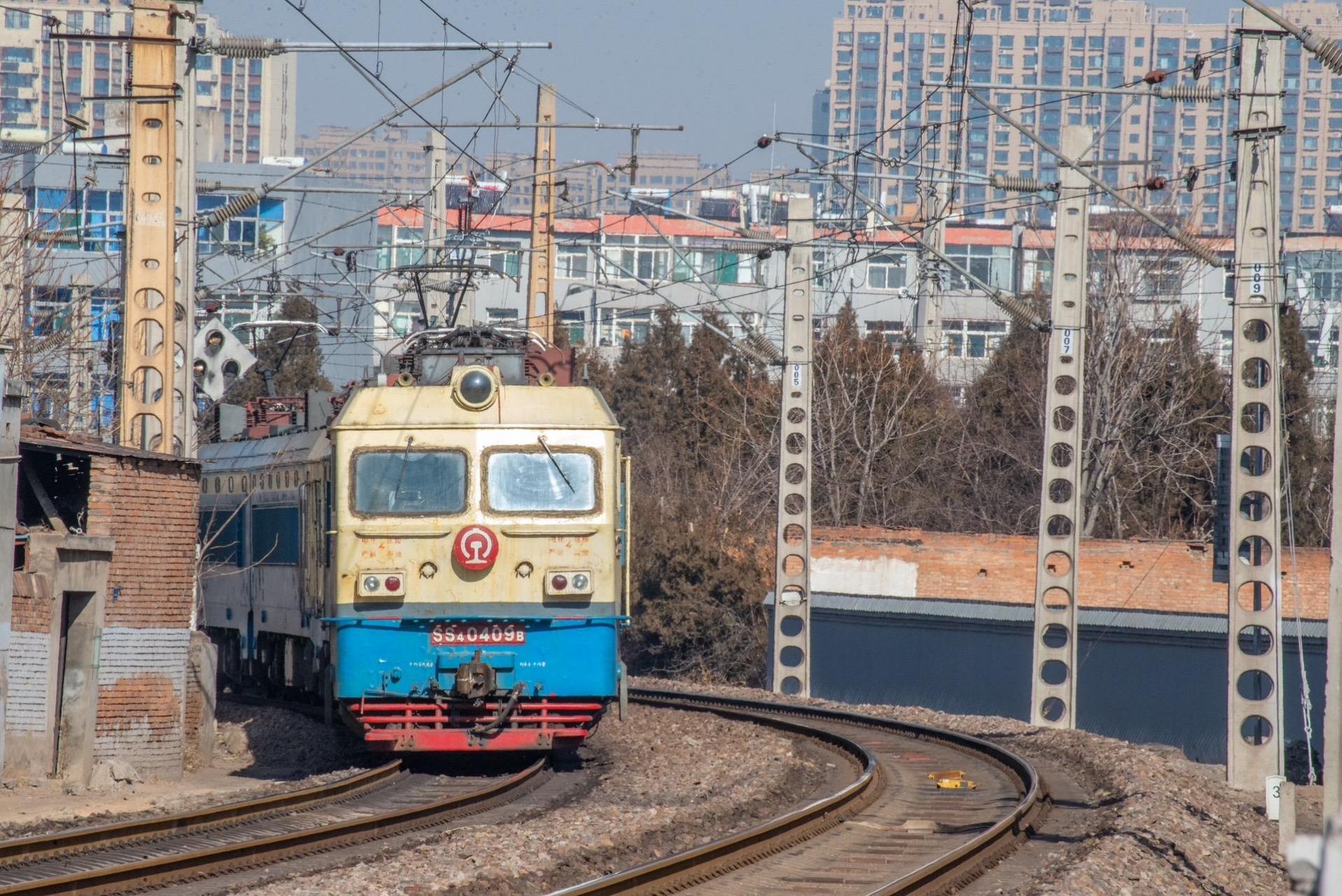 为山西铁路运输提供巨大贡献的韶山4型电力机车 如今已陪伴我们走过20
