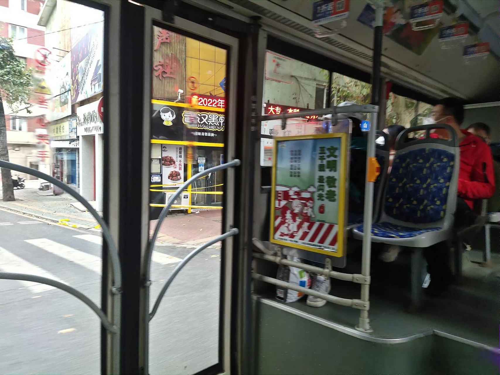 今天下午坐406路,路过疫区,正好看到大连唐山街市场超市,各种被封闭.