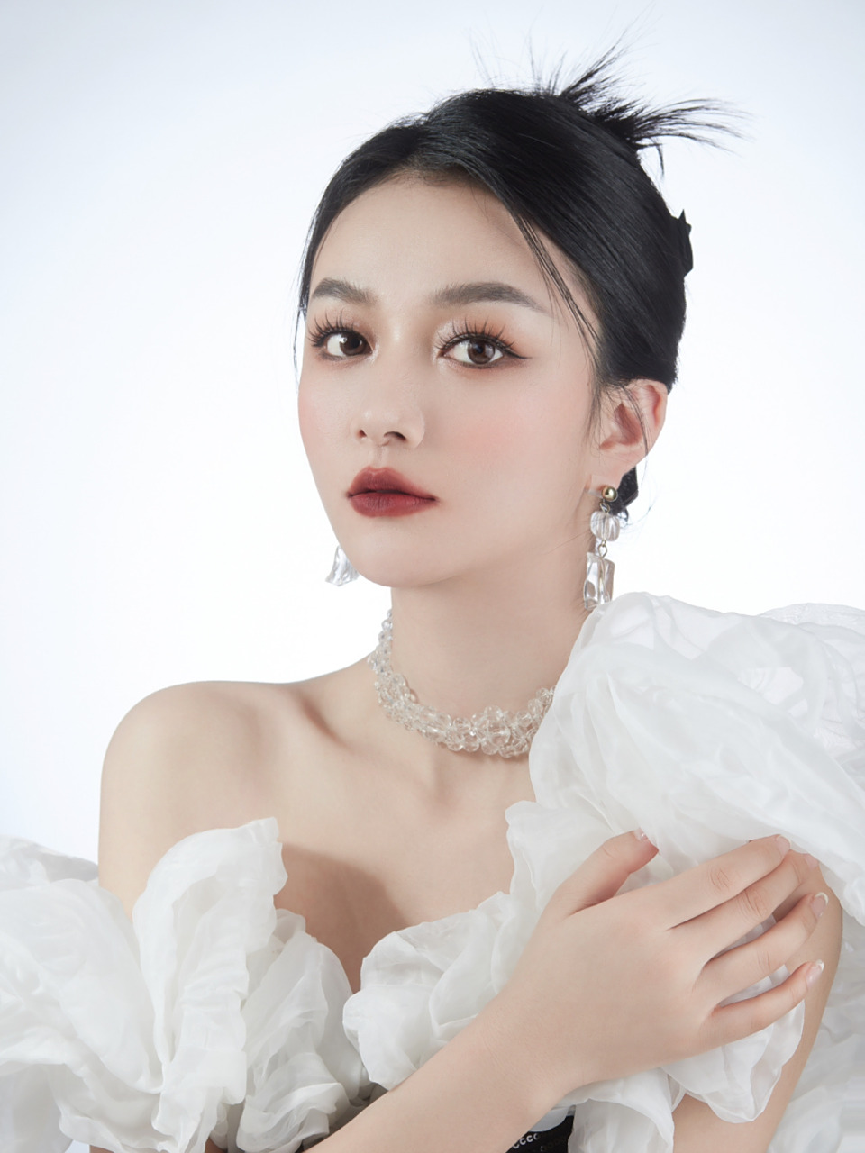 浓郁的焦糖色立体眼妆,提升整体氛围感 饱满而复古的红唇更显优雅气质