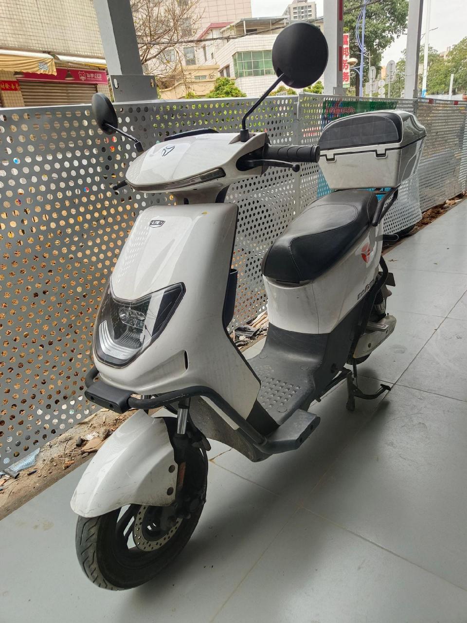 雅迪冠能dt6有牌,60v20a电池