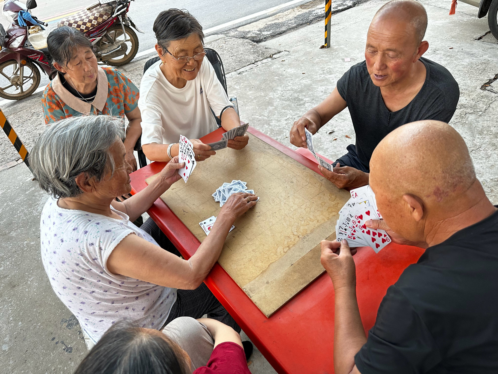 母亲在打扑克,父亲在闲聊,我在下棋……村里的生活就是这么丰富多彩