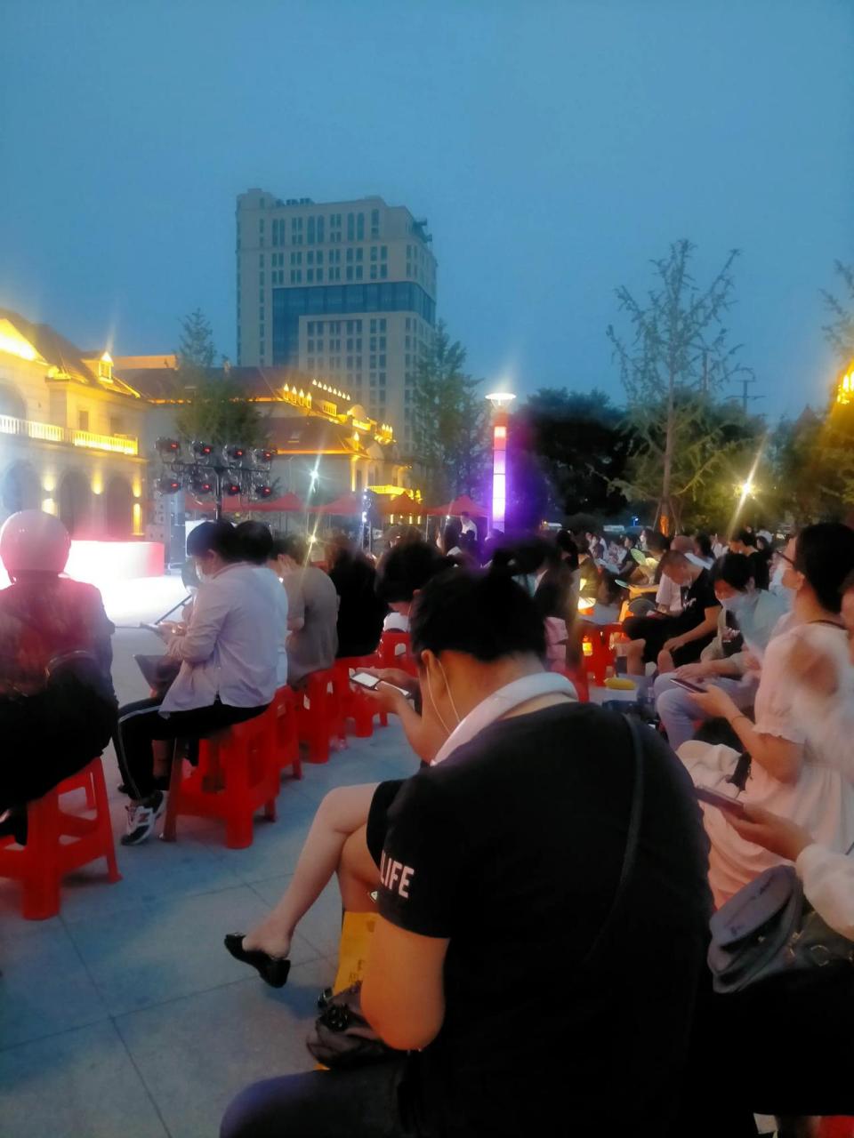 邢台金凯利商贸城这里热闹非凡,很多金凯利商贸城的商户聚集一起开始