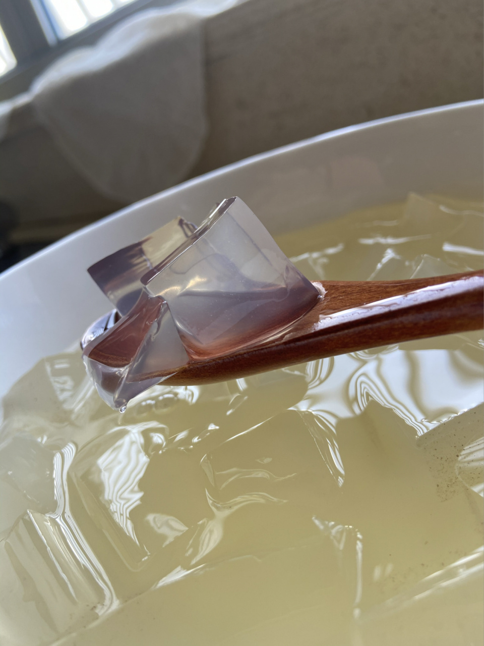 台州特色冷饮—洋菜膏,又名凉菜糕 一两洋菜10斤水,我这里2升水放了20