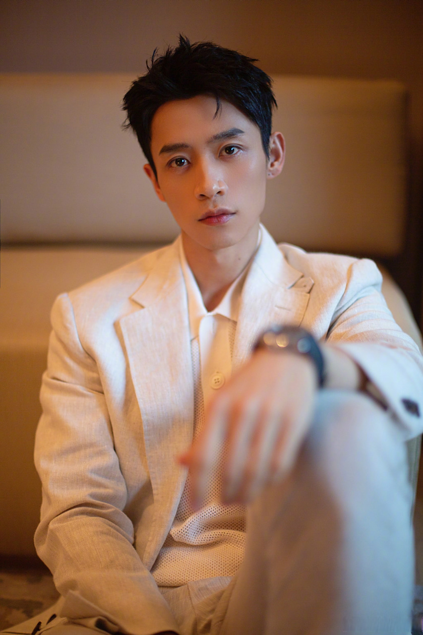 魏晨光影肖像大片# @魏晨vision 电影频道传媒关注单元出发肖像图