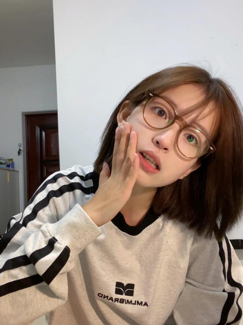 怎么会有戴眼镜那么好看的人啊 不好意思 标题党了 #短发女生# #我的