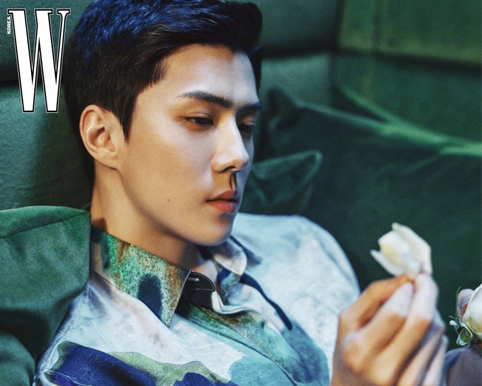 娱乐最前沿# #今日封面# 2月16日,吴世勋最新写真释出.