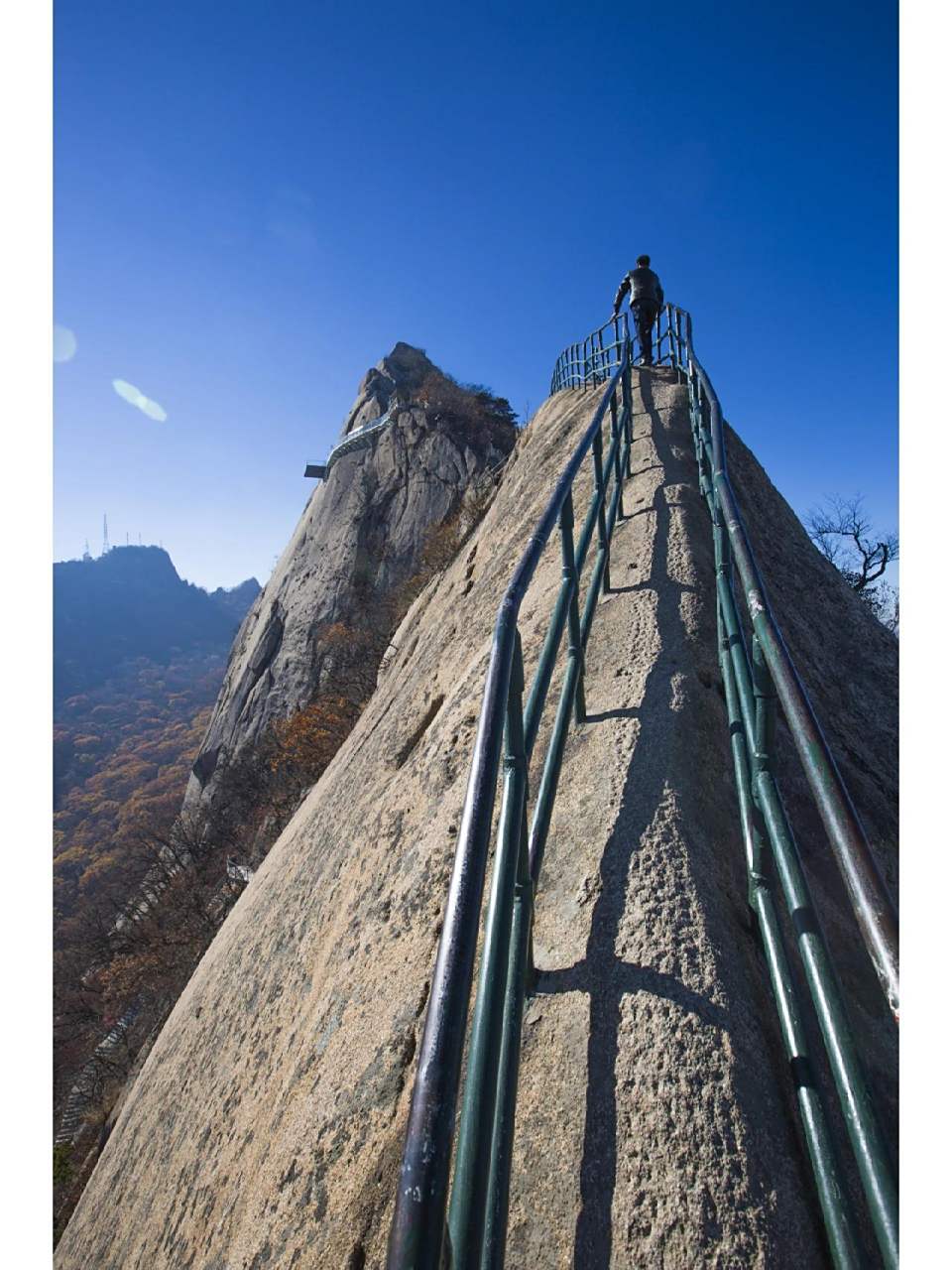 凤凰山第一险老牛背旅游攻略 7215老牛背以其势险,形奇而被称为