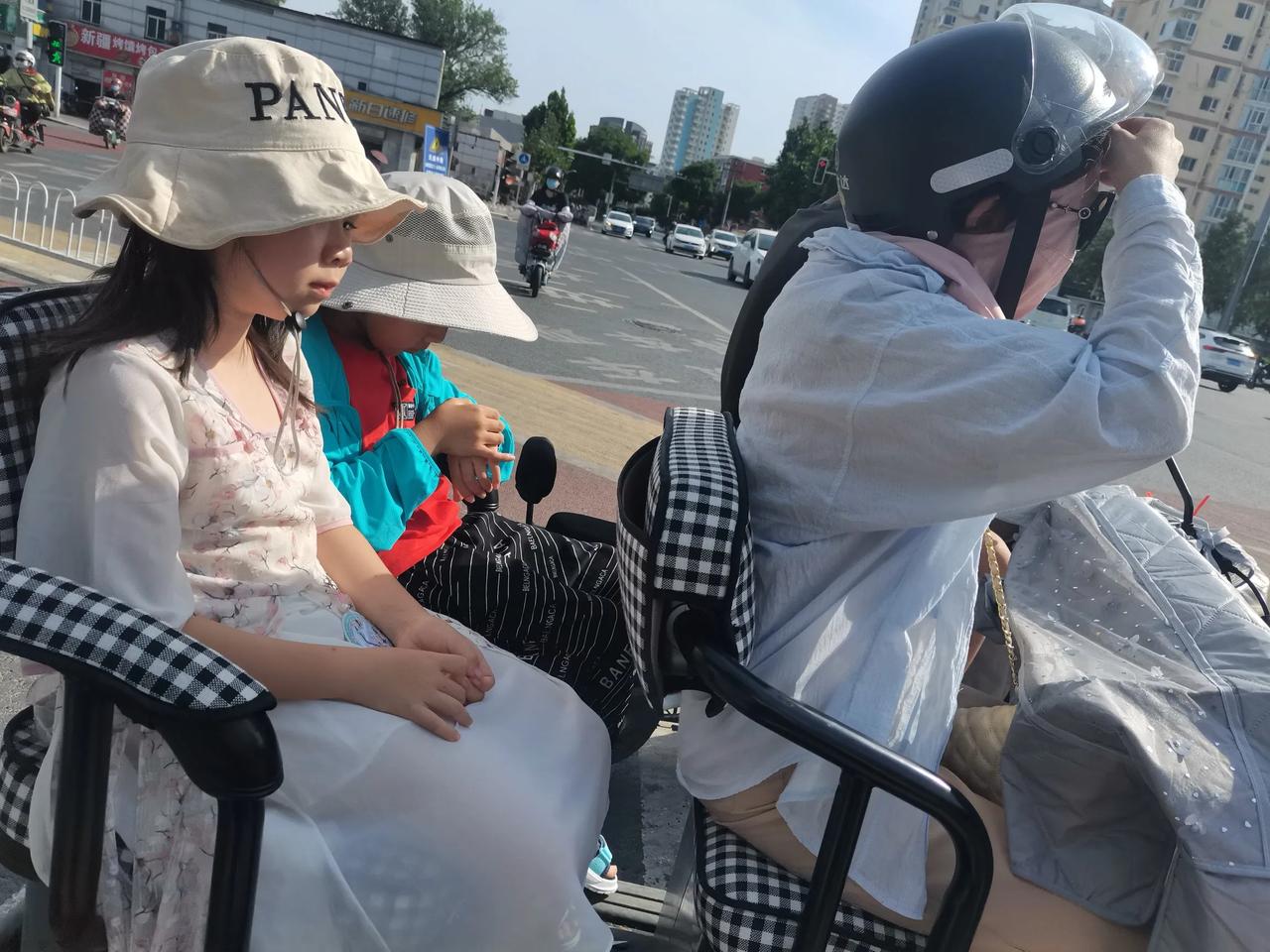 对二宝来说,儿童节的快乐是和小伙伴一起坐着电动三轮车在这个城市
