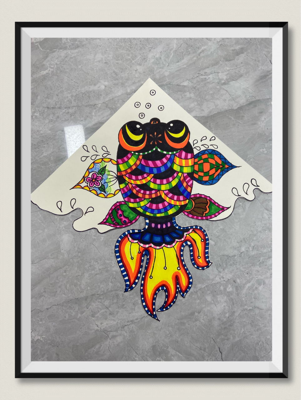 创意儿童画《鲤鱼风筝》 适合9岁儿童 这张画的主体物是一条色彩鲜艳