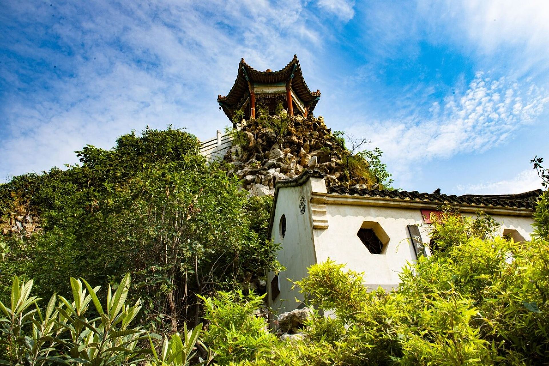 南阳王府山 草木藏旧事,湖石记往昔.唐王梦华府,十景不存一.