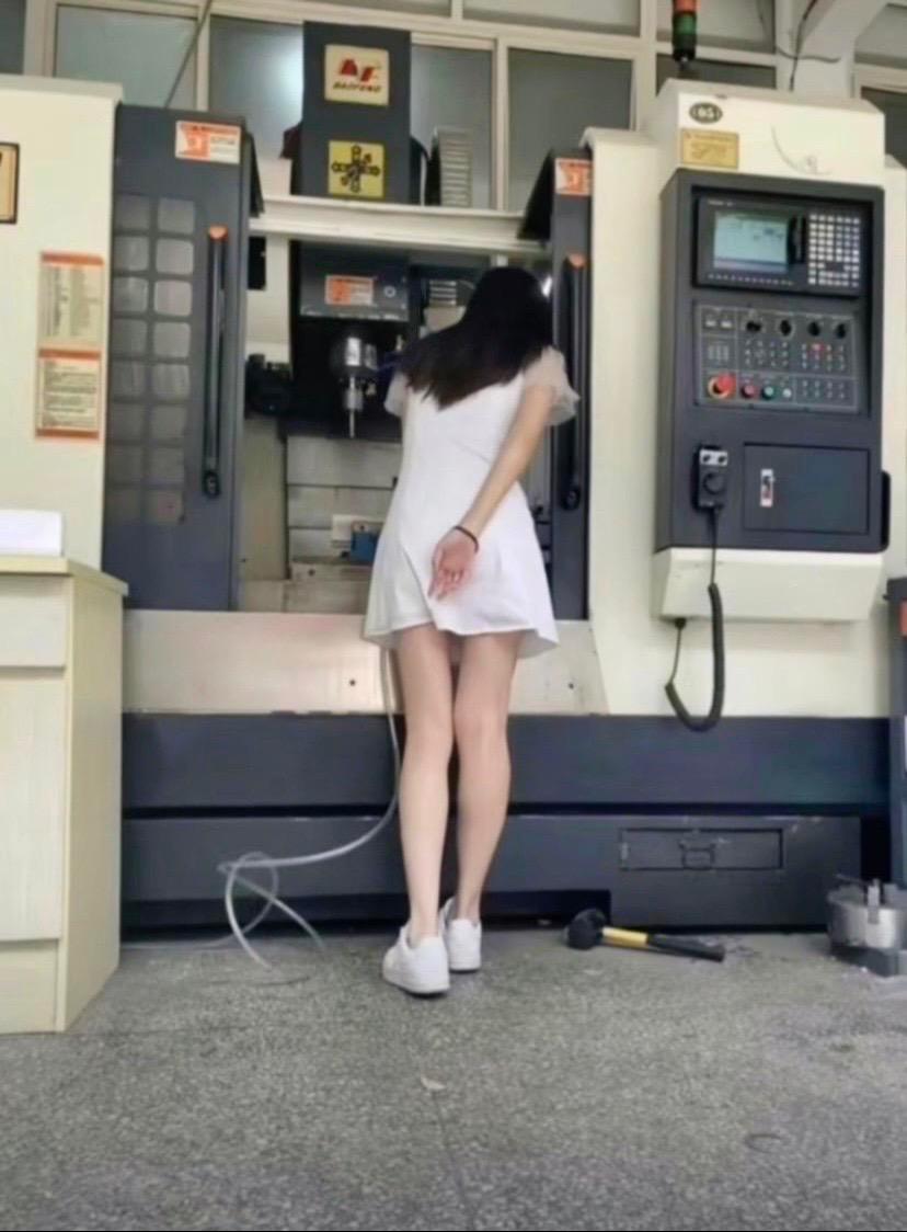 数控加工 机械加工制造 cnc加工中心 操机美女