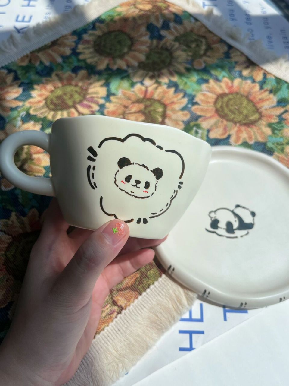 在陶瓷上画画真的不一样 因为杯子是有弧度的超级怕翻车 不过还好我 
