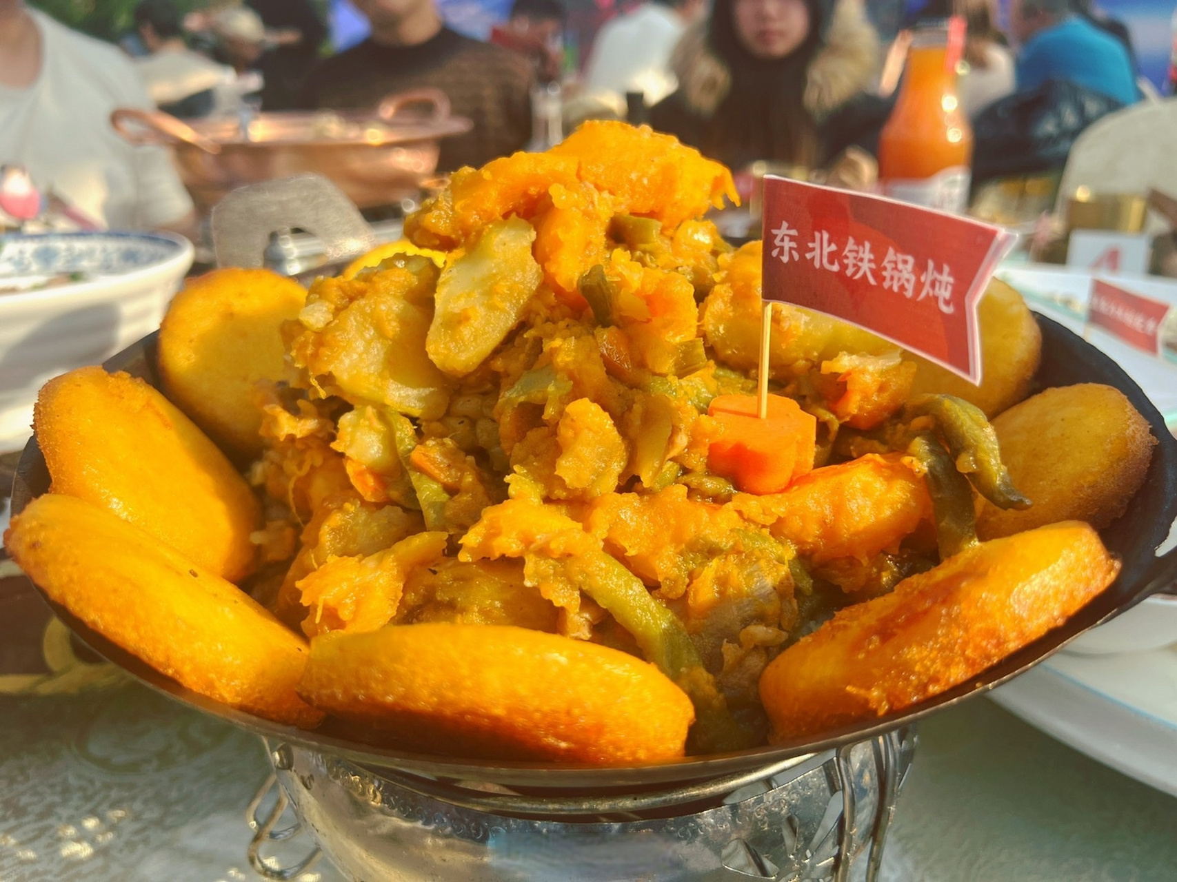 东北菜的特点就是大盘装菜,满满一盘,看着就让人感觉到东北的"实在".