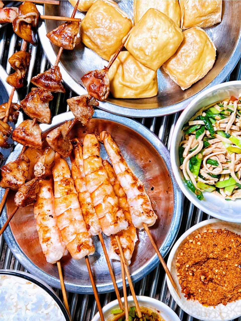 屏边特色美食97爆爽烧烤饭77烧番茄 这次到屏边来玩找了一家好吃