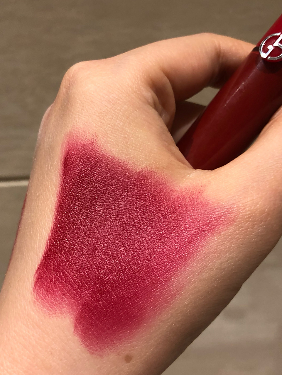 无滤镜口红试色|阿玛尼红管唇釉201 图一上半张是暖黄暗沉皮肤的试色