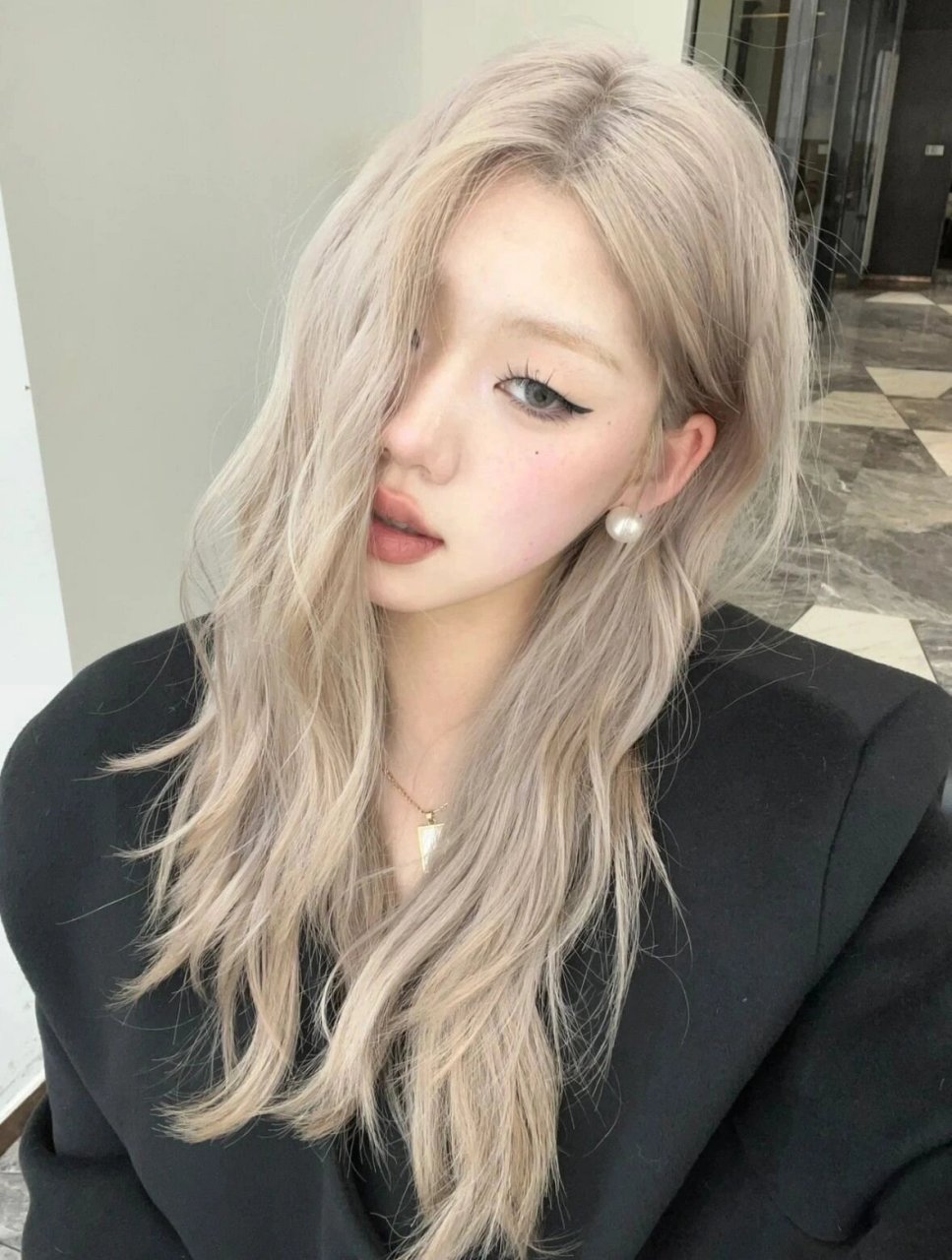 奶茶灰 夏季潮人必染的发色 要说最近比较流行的风格 "混血感"一定算