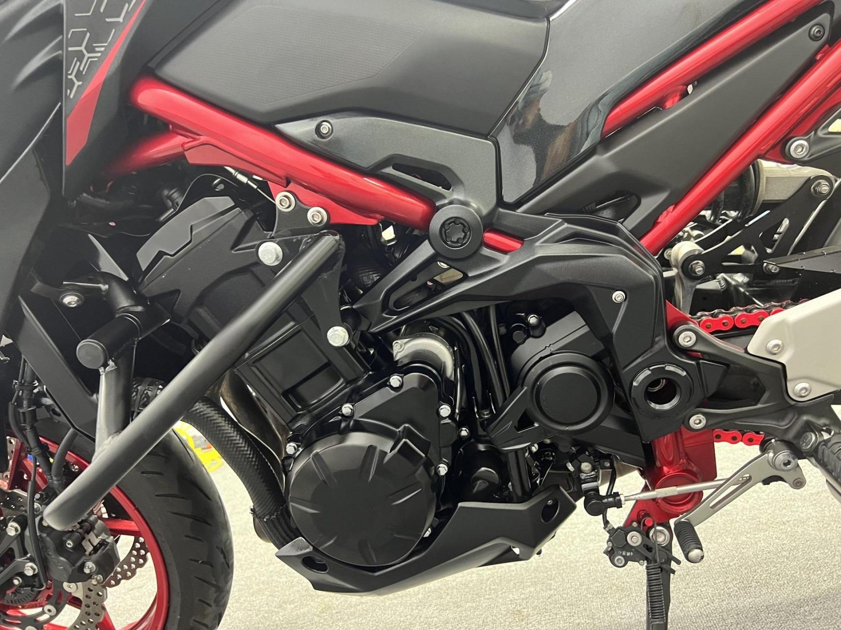 21款川崎z900,改装拉满,三减不漏,超稀有黑红版,红色车架很显质感