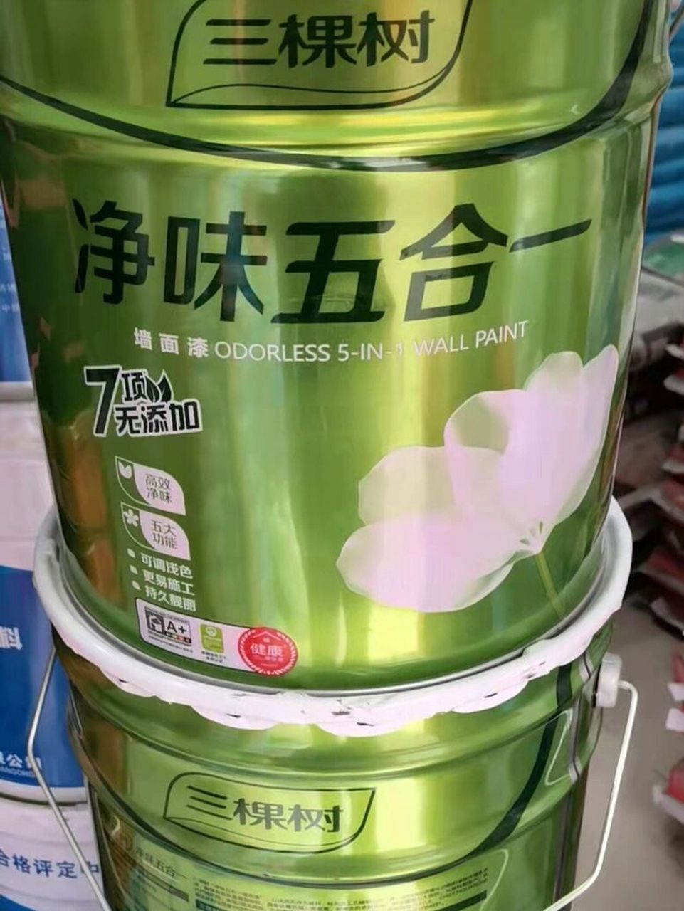 三棵树净味五合一面漆15l,520大洋,底漆15l,260大洋,工费一桶50,喷涂