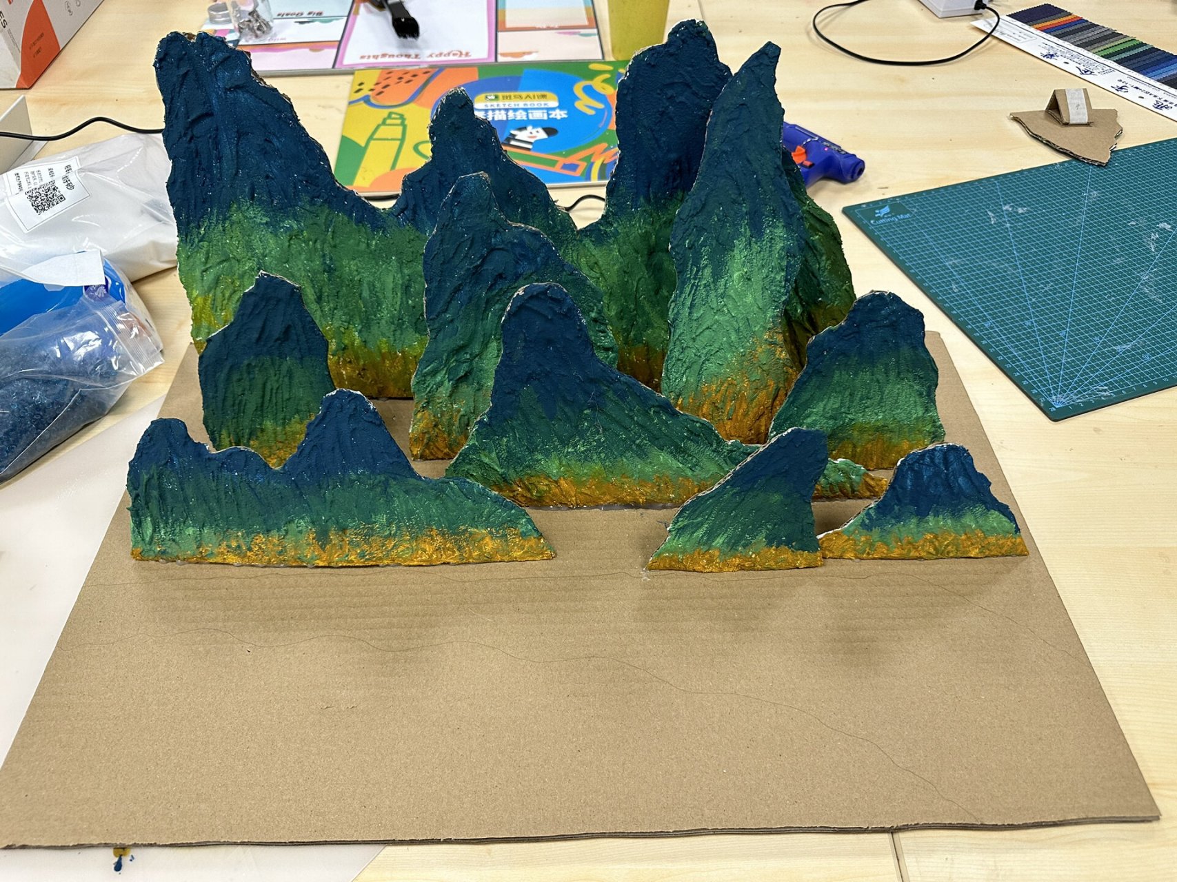 国家宝藏《千里江山图》立体手工作品 先用素描纸画山,贴在瓦楞纸上