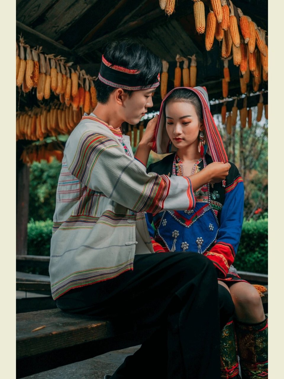 主体:尝试传统民族服饰情侣写真 服饰:基诺族 模特 妆造: 模特: 摄影