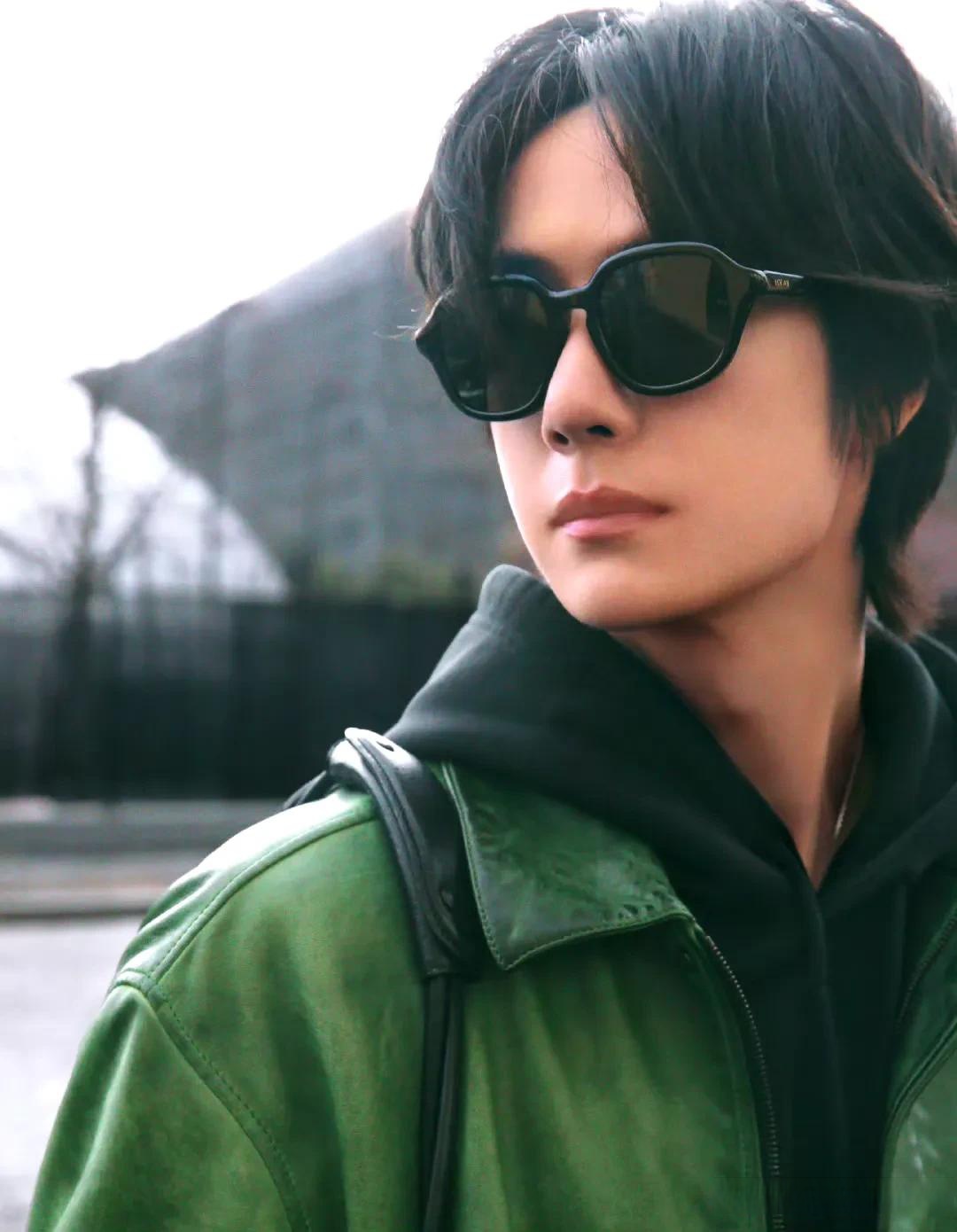 王一博不说话,只是一味的帅,一路开屏,一路吸粉,一路被宠上天