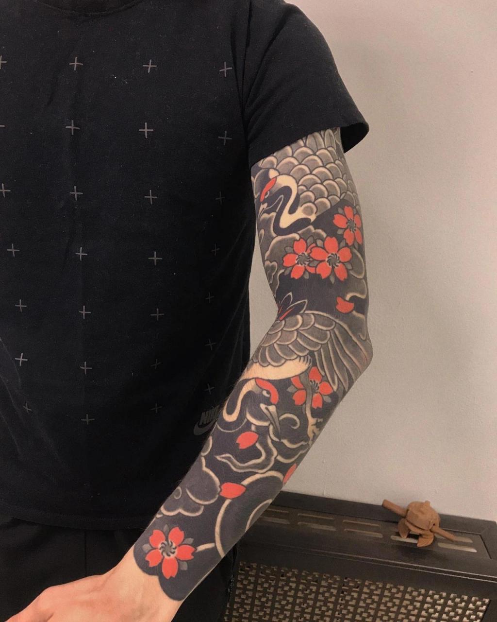 适合男生纹的老传统仙鹤花臂纹身 适合男生纹的老传统仙鹤花臂纹身