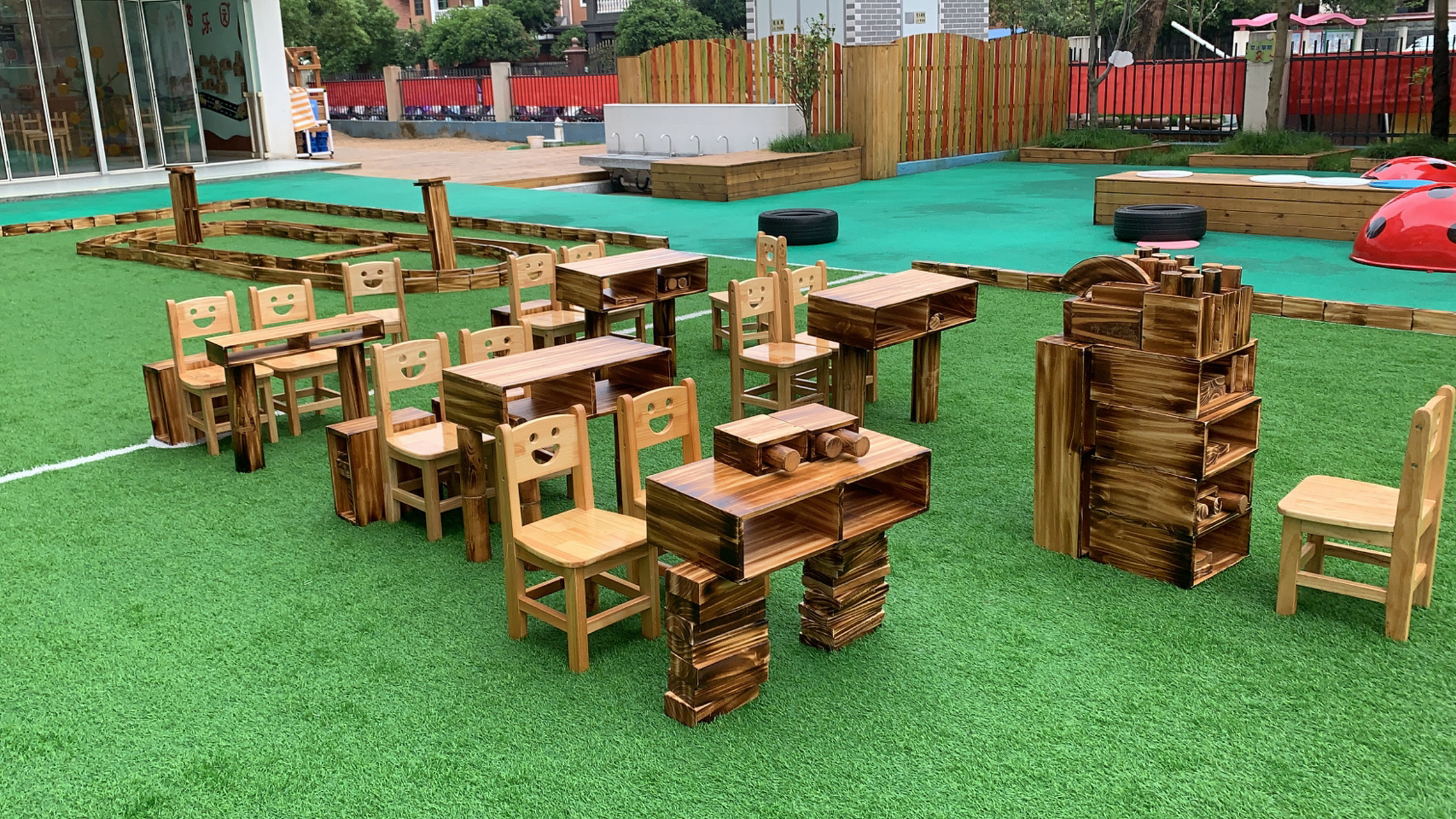 户外自主建构活动——我心中的小学 搭建材料:形状大小不一的碳烧积木