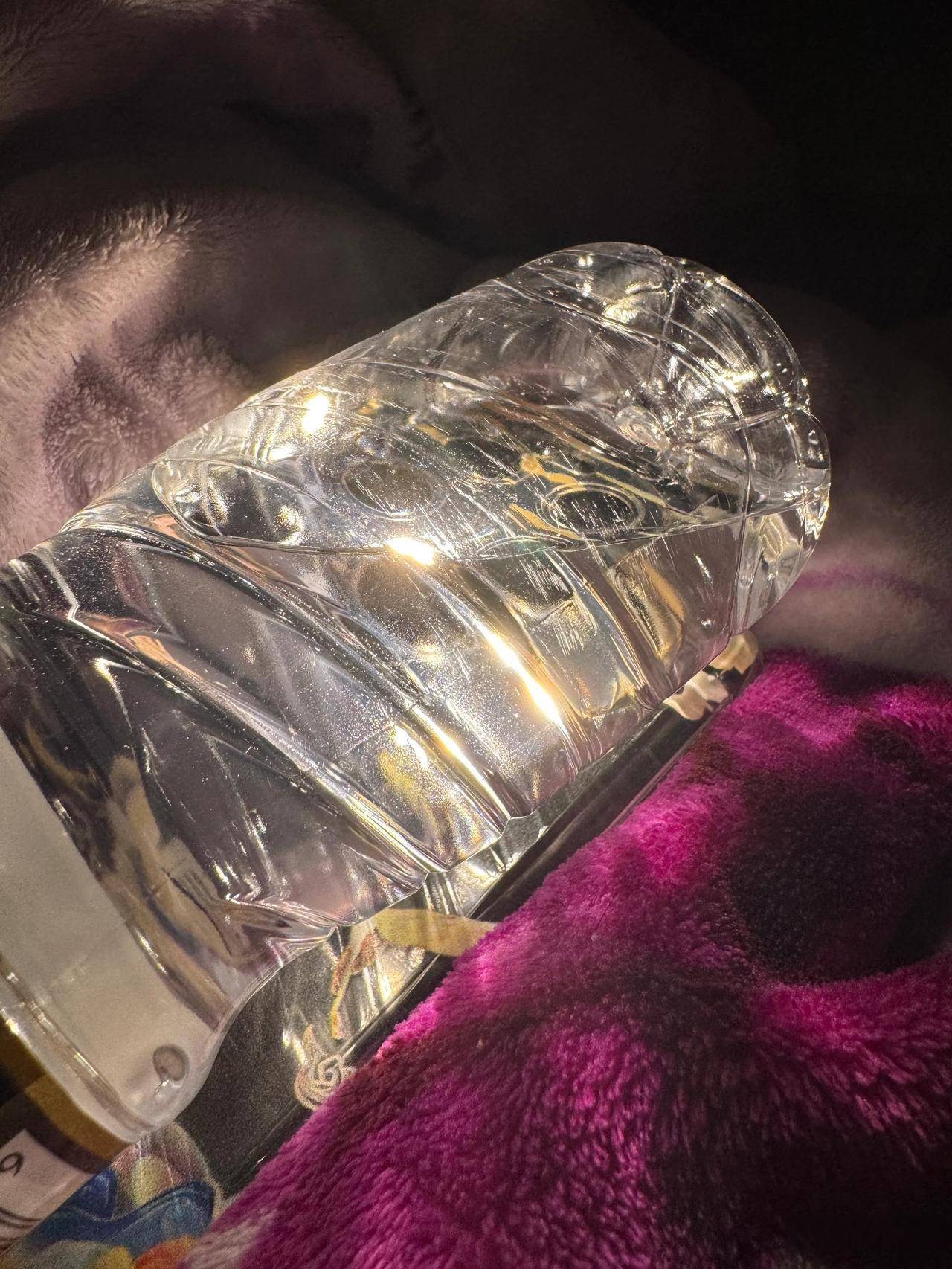 晚上我用苹果手机拍了一瓶水我把水放在手机闪光灯上这样拍感觉非常