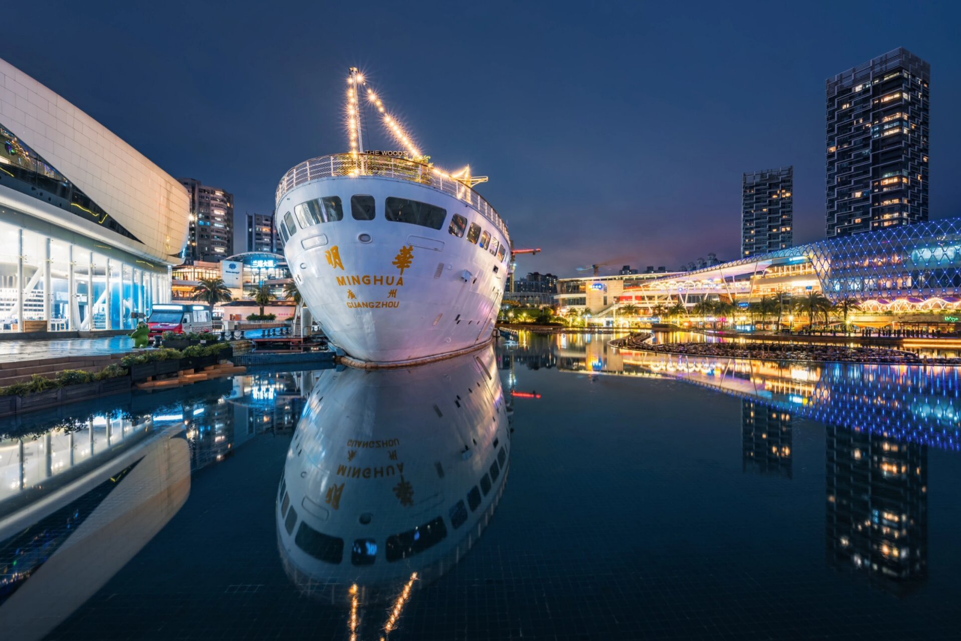 深圳南山夜景最美的商业区-海上世界 "海上世界"原为法国建造的一艘
