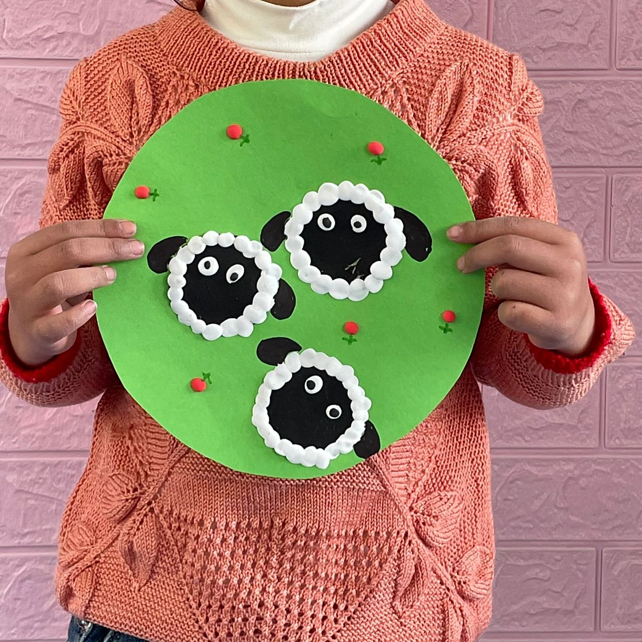 大班创意手工画《三只小羊》 今天我们用超轻粘土制作了小绵羊做法