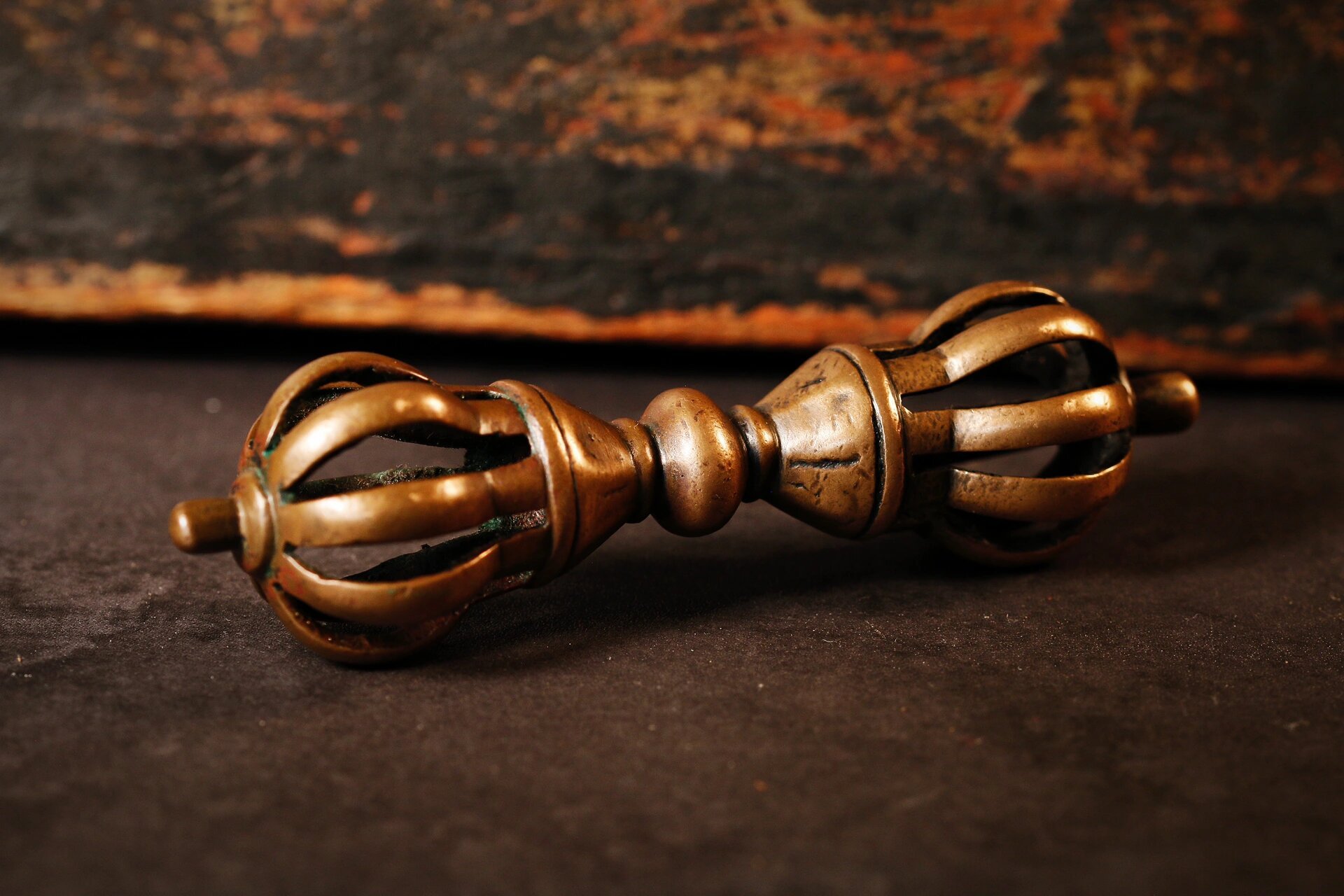 藏传法器之金刚杵 金刚杵又名"伐折罗",原古印度兵器,后被吸收为法器.