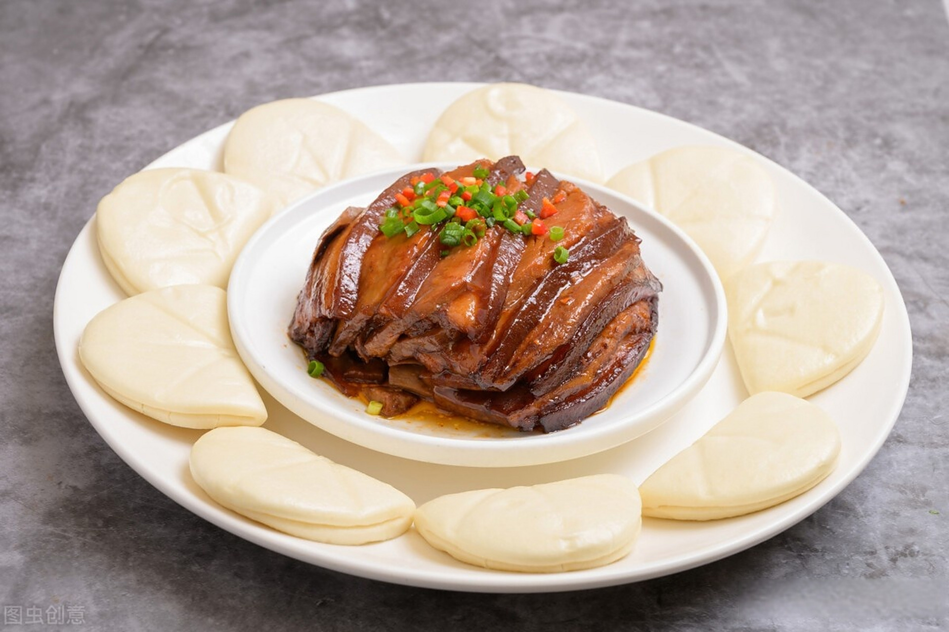 酱梅肉荷叶饼#特色美食##美食分享##山西美食#  酱梅肉荷叶饼也是我们