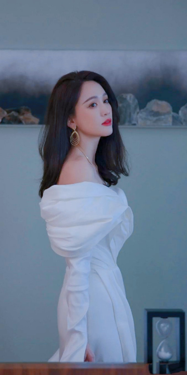 陈乔恩白色抹胸裙优雅写真壁纸