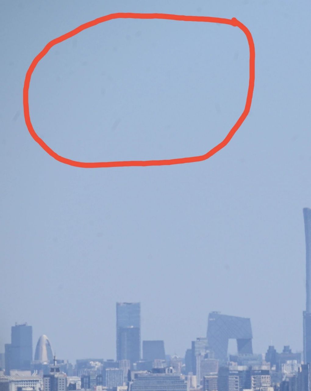 换了镜头还是同样的位置有灰点,开始以为是coms进灰,回家用气吹吹了