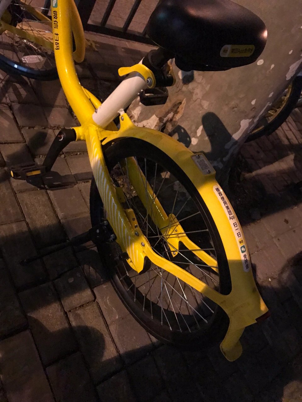 发现美团单车升级了新的锁车方式 我还以为车锁又被人家破坏了,原来