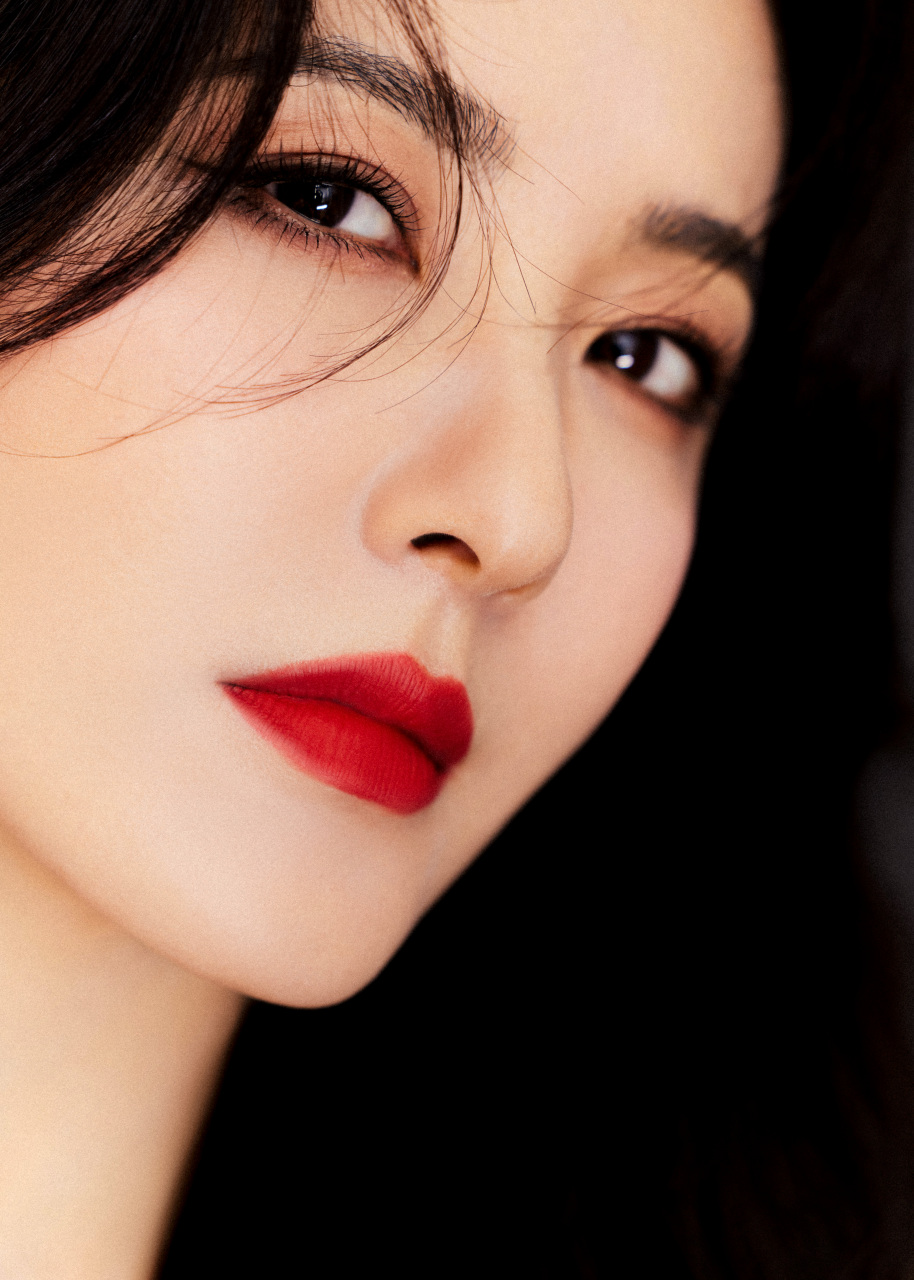 曾黎胶片风怼脸大片##曾黎复古红唇造型#  胶片复古红唇太美了!