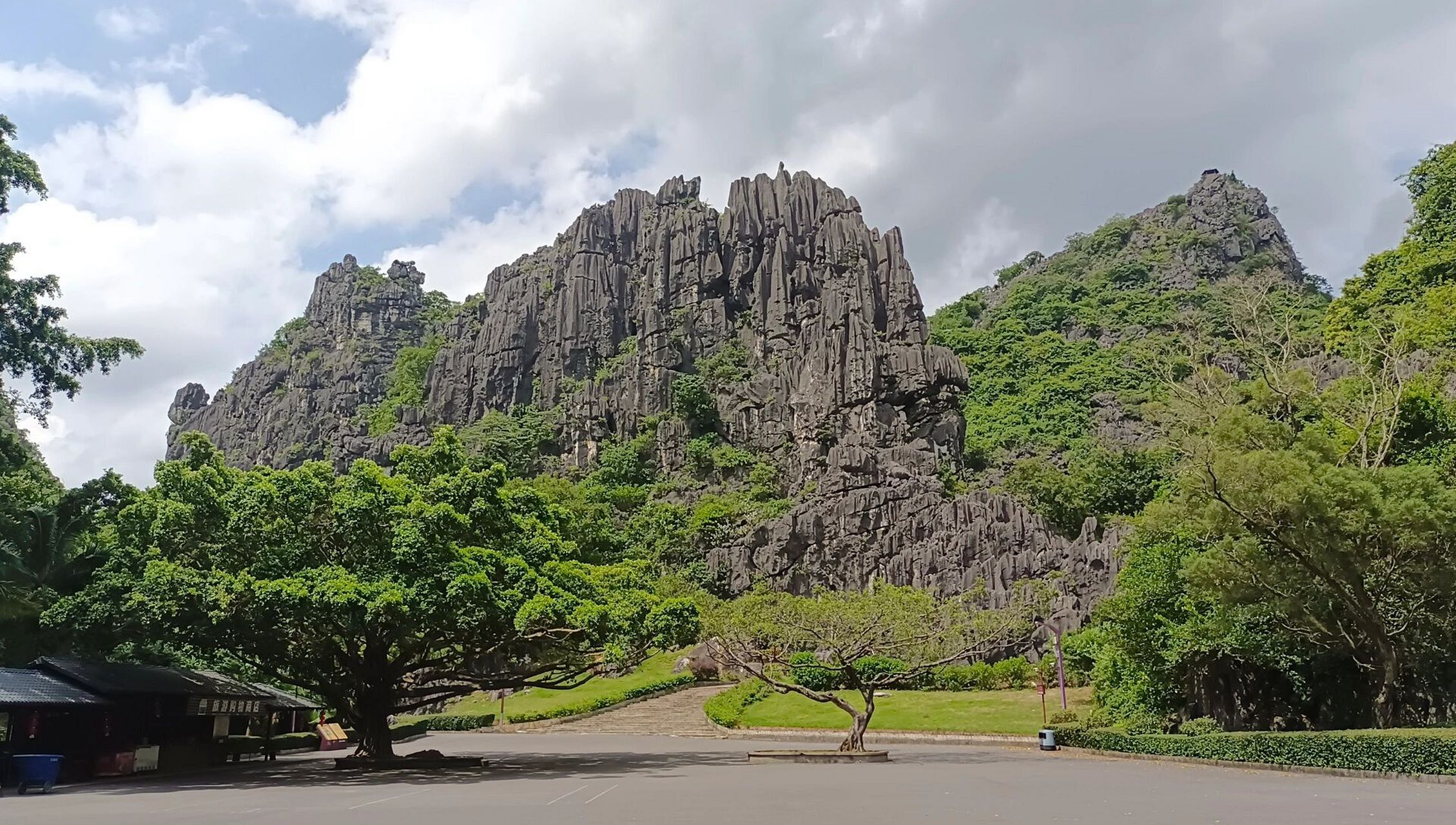 "广东小桂林"——阳春市春湾风景区                阳春国家地质公园