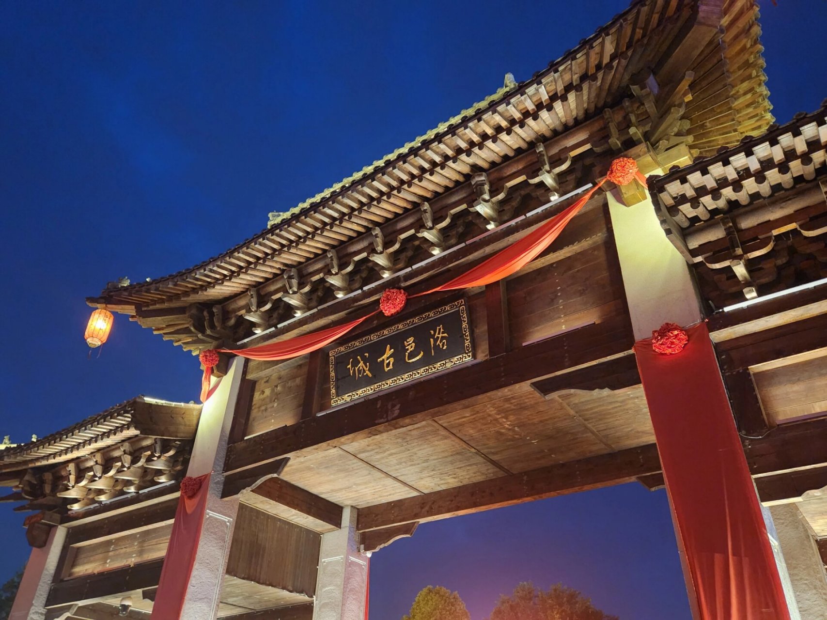 洛阳   洛邑古城    里面不是很大,但是比较精致,我是两个小时内转完