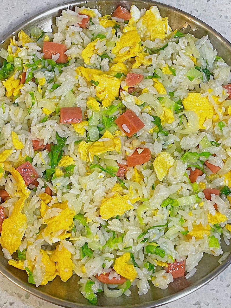 健康简单又美味的火腿肠鸡蛋青菜炒饭～～ 91做法: 16615煮好