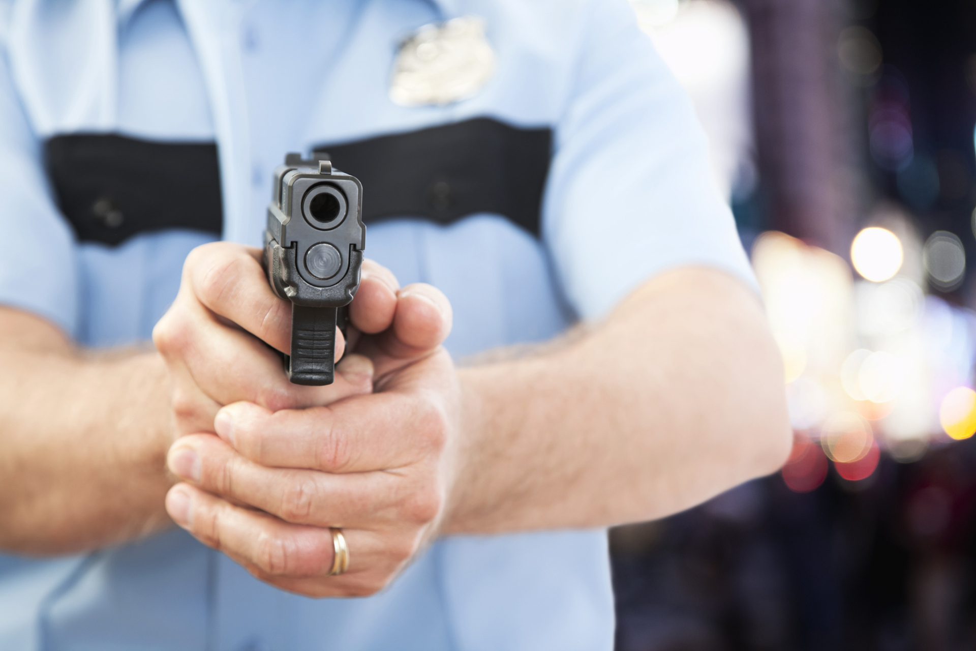 明媚的阳光仿如倾盆的沐浴,从各个角度切割着这座城