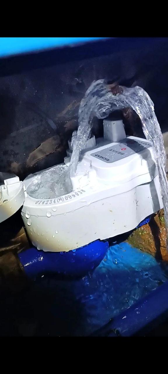 水表冻爆了!二天一夜要漏多少水?